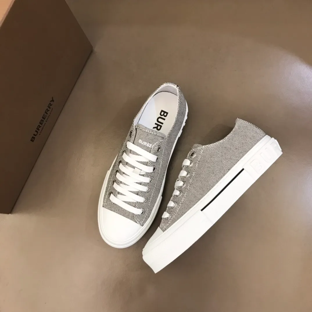p400 "Burberr*" men's classic low-top sneakers, reinterpreted in Vintage check cotton material and decorated with a new brand logo. First-layer sheepskin lining, embossed Burberry logo on the heel, and original TPU outsole! Size: 38-44 No. 068